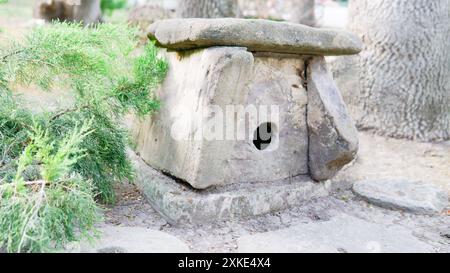 Megalithic russland alte Dolmen Tourismus Outdoor Megalith Reise kaukasus Stein alten Wald Stockfoto