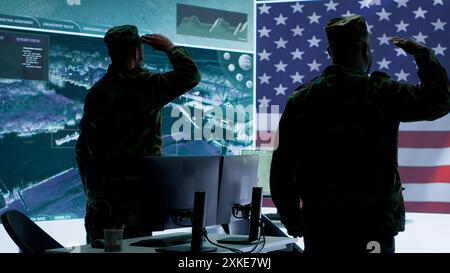 US-Militärbeamte arbeiten an der Gewährleistung von Serverschutz und Staatsgeheimnissen und schützen wichtige Daten der hybriden Kriegsführung in High-Tech-Agenturen. Der Militärsoldat überwacht die Hacker-Aktivitäten. Kamera A.. Stockfoto