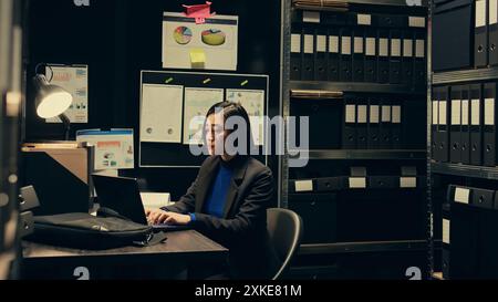 Anwaltskanzlei untersucht Akten und Aussagen von Strafsachen, arbeitet an der Aufdeckung neuer Hinweise im Archivraum. Privatdetektiv untersucht Hintergrundüberprüfungen, Kriminologie. Kamera B.. Stockfoto