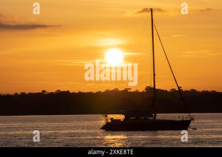 Sonnenuntergang und Segelschiff auf dem Fluss Maroni, Saint-Laurent du Maroni Französisch-Guayana Stockfoto