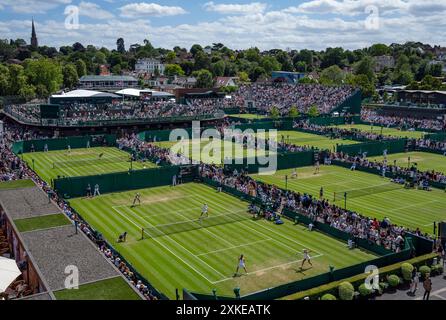 Ein allgemeiner Blick auf die südlichen Außenhöfe mit dem Turm der St. Mary's Church in der Ferne bei den Championships 2024. Wimbledon Stockfoto