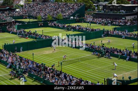 Ein allgemeiner Blick auf die südlichen Außenplätze bei den Championships 2024. Wimbledon Stockfoto