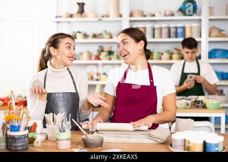 Zwei junge Frauen, die Töpferwaren in der Werkstatt herstellen Stockfoto