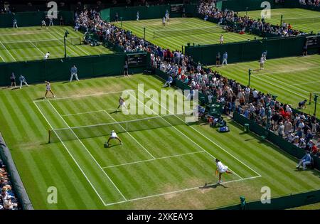 Ein allgemeiner Blick auf die südlichen Außenplätze bei den Championships 2024. Wimbledon Stockfoto