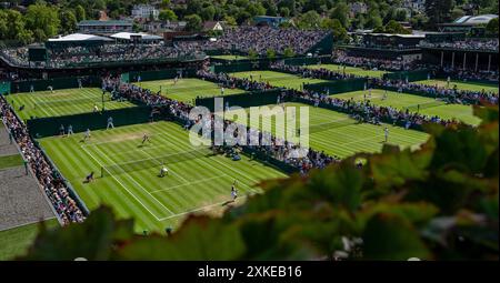 Ein allgemeiner Blick auf die südlichen Außenplätze bei den Championships 2024. Wimbledon Stockfoto