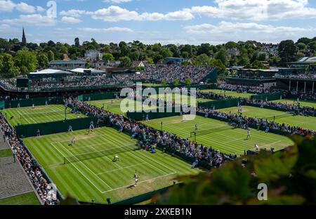 Ein allgemeiner Blick auf die südlichen Außenhöfe mit dem Turm der St. Mary's Church in der Ferne bei den Championships 2024. Wimbledon Stockfoto