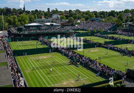 Ein allgemeiner Blick auf die südlichen Außenhöfe mit dem Turm der St. Mary's Church in der Ferne bei den Championships 2024. Wimbledon Stockfoto