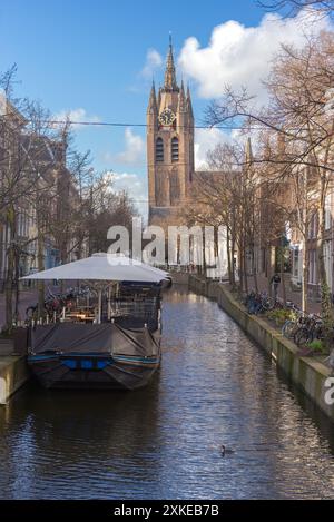 27.03.2023 Delft, Niederlande, Delft, der hohe Turm der Alten Kirche im historischen Stadtzentrum von Delft Stockfoto