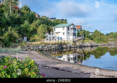 Sommerhaus an einem sonnigen Morgen im Byfjorden in Bohuslän an der Westküste Schwedens. Byfjord ist kein echter Fjord, sondern ein Fjard. Stockfoto