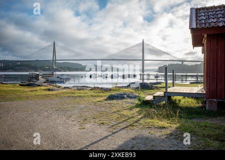 Die Uddevalla-Brücke und der Byfjord an einem Sommermorgen in Bohuslän an der Westküste Schwedens. Byfjord ist kein echter Fjord, sondern ein Fjard. Stockfoto