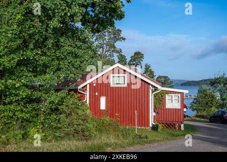 Traditionelles Sommerhaus an einem Sommermorgen im Byfjorden in Bohuslän an der Westküste Schwedens. Stockfoto