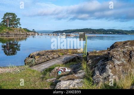 Sommermorgen im Byfjorden in Bohuslän an der Westküste Schwedens. Byfjord ist kein echter Fjord, sondern ein Fjard. Stockfoto