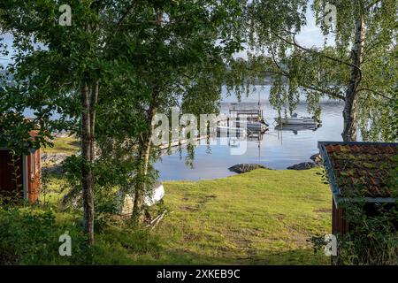 Sommermorgen im Byfjorden in Bohuslän an der Westküste Schwedens. Byfjord ist kein echter Fjord, sondern ein Fjard. Stockfoto