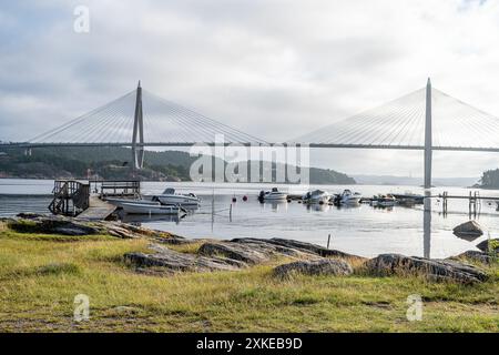 Die Uddevalla-Brücke und der Byfjord in Bohuslän an der Westküste Schwedens an einem Sommermorgen. Byfjord ist kein echter Fjord, sondern ein Fjard. Stockfoto