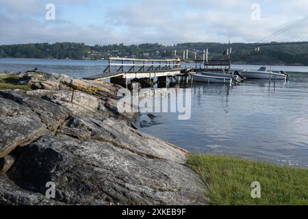 Sommermorgen im Byfjorden in Bohuslän an der Westküste Schwedens. Byfjord ist kein echter Fjord, sondern ein Fjard. Stockfoto