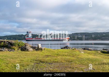 Frachtschiff im Byfjord an einem Sommermorgen in Bohuslän an der Westküste Schwedens. Byfjord ist kein echter Fjord, sondern ein Fjard. Stockfoto