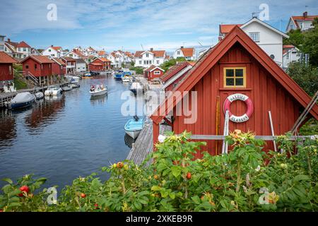 Grundsund Kanal in Grundsund, ein historisches Fischerdorf in Bohuslän an der schwedischen Westküste aus dem 17. Jahrhundert. Stockfoto