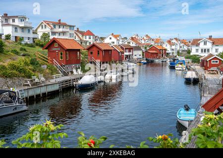 Grundsund Kanal in Grundsund, ein historisches Fischerdorf in Bohuslän an der schwedischen Westküste aus dem 17. Jahrhundert. Stockfoto