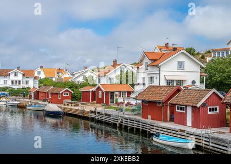 Grundsund Kanal in Grundsund, ein historisches Fischerdorf in Bohuslän an der schwedischen Westküste aus dem 17. Jahrhundert. Stockfoto