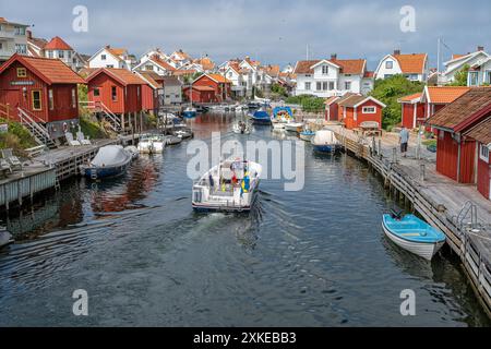 Grundsund Kanal in Grundsund, ein historisches Fischerdorf in Bohuslän an der schwedischen Westküste aus dem 17. Jahrhundert. Stockfoto