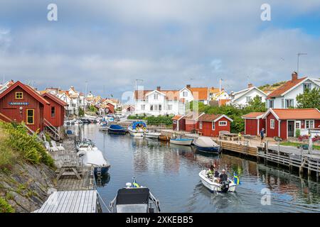 Grundsund Kanal in Grundsund, ein historisches Fischerdorf in Bohuslän an der schwedischen Westküste aus dem 17. Jahrhundert. Stockfoto