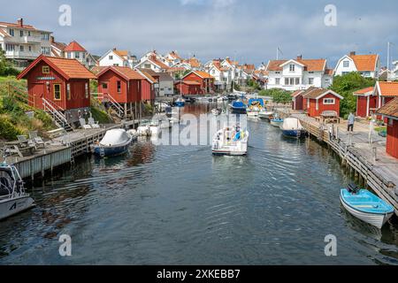 Grundsund Kanal in Grundsund, ein historisches Fischerdorf in Bohuslän an der schwedischen Westküste aus dem 17. Jahrhundert. Stockfoto