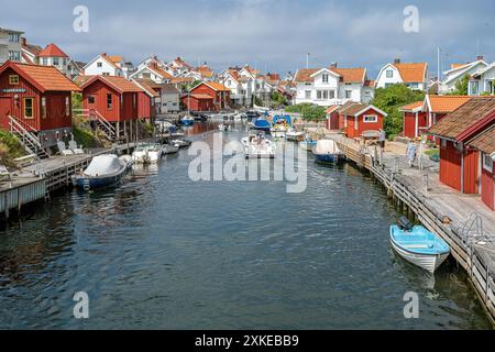 Grundsund Kanal in Grundsund, ein historisches Fischerdorf in Bohuslän an der schwedischen Westküste aus dem 17. Jahrhundert. Stockfoto