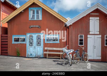 Traditionelle Gebäude am Osthafen in Grundsund, einem historischen Fischerdorf in Bohuslän an der schwedischen Westküste Stockfoto