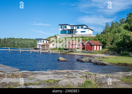 Sommerhaus an einem sonnigen Morgen im Byfjorden in Bohuslän an der Westküste Schwedens. Byfjord ist kein echter Fjord, sondern ein Fjard. Stockfoto