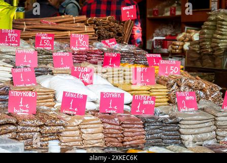 Athen, Griechenland, 7. Oktober 2022. Blick auf eine Vielzahl von Gewürzen mit Preisschildern im lokalen Geschäft in Athen Varvakios Central Municipal Market. Stockfoto