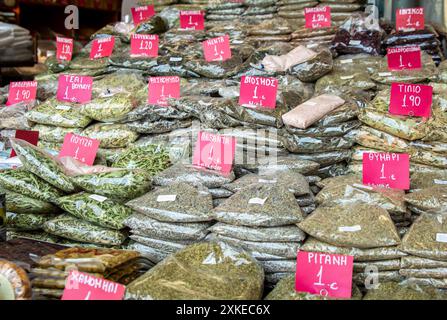 Athen, Griechenland, 7. Oktober 2022. Blick auf eine Vielzahl von getrockneten Kräutern und Gewürzen mit Preisschildern im lokalen Geschäft in Athen Varvakios Central Municipal Mar Stockfoto