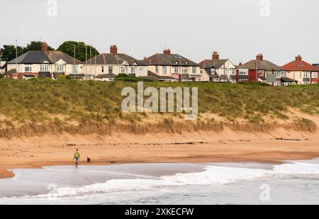 Ein Strand in der Nähe von Whitley Bay im Northumberland County, England. Stockfoto