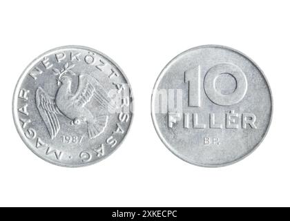 Isoliertes Foto von 10 ungarischen Aluminiummünzen 1987 der Volksrepublik 1949-1989 auf weißem Hintergrund. Stockfoto