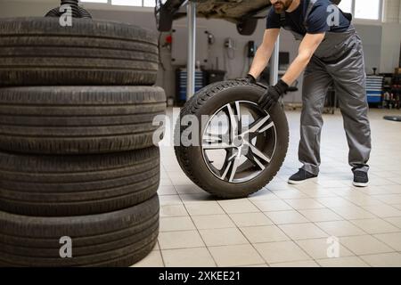 Mechanischer Umgang mit Reifen in der Autowerkstatt Stockfoto