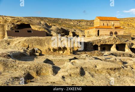 Antike Höhlenstadt Uplistsikhe mit aktiver Basilika, Georgia Stockfoto