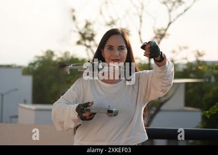 Frau professionelle Inhaltserstellerin, die Drohne im Freien in Mexiko betreibt Morelos Xochitepec Frau, die Drohne mit Fernbedienung im Freien steuert, Inhalte Stockfoto