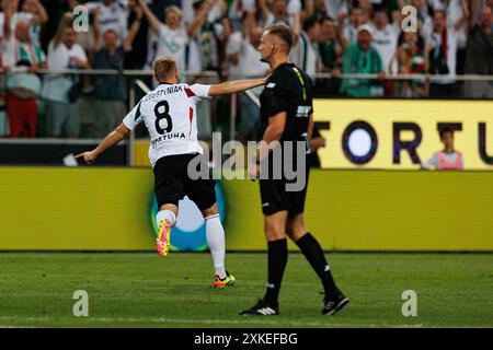 Rafal Augustyniak feiert, nachdem er im PKO BP Ekstraklasa Spiel zwischen den Teams Legia Warszawa und Zaglebie Lubin im Stadion Miejsk ein Tor geschossen hat Stockfoto