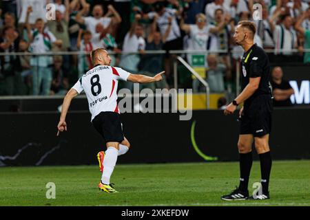 Rafal Augustyniak feiert, nachdem er im PKO BP Ekstraklasa Spiel zwischen den Teams Legia Warszawa und Zaglebie Lubin im Stadion Miejsk ein Tor geschossen hat Stockfoto