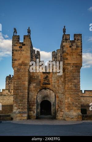 Alnwick Castle ist ein Schloss und Landhaus in Alnwick in der englischen Grafschaft Northumberland. Stockfoto