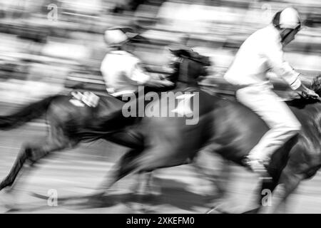 Am ersten Tag des Palio nehmen ortsansässige Jockeys und Pferde an Einer Reihe von „Batterien“ Teil. (Trials") Auf Der Piazza, Dem Palio, Siena, Italien. Stockfoto