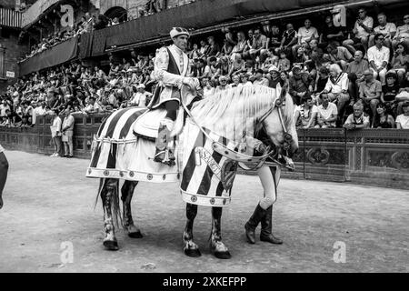 Mitglieder der Oca (Goose) Contrada nehmen an Einer zweistündigen historischen Prozession um die Stadt und die Piazza del Campo Teil. Das Palio, Siena, Italien. Stockfoto