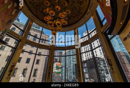 Chicago, IL, USA - März 2019: Innenraum des Grand Lux Cafe an der Kreuzung zwischen N Michigan Ave und E Ontario Street Stockfoto