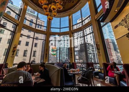 Chicago, IL, USA - März 2019: Innenraum des Grand Lux Cafe an der Kreuzung zwischen N Michigan Ave und E Ontario Street Stockfoto