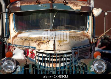 VICTOR, COLORADO, USA: Ein klassischer Abschleppwagen im Geschäftsviertel der viktorianischen Stadt Victor, Colorado, der 1984 gegründet wurde. Stockfoto