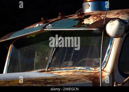 VICTOR, COLORADO, USA: Ein klassischer Abschleppwagen im Geschäftsviertel der viktorianischen Stadt Victor, Colorado, der 1984 gegründet wurde. Stockfoto