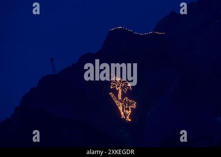 Traditionelle Bergfeuer zur Sommersonnenwende in der Tiroler Zugspitz Arena rund um das Ehrwald Lermoos Biberwier Becken Stockfoto