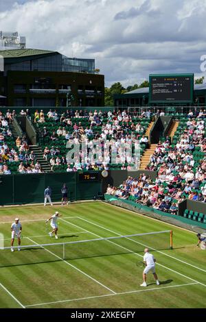 Allgemeine Sicht der Klage gegen das Gericht Nr. 2 mit dem Centre Court bei den Meisterschaften 2024. Wimbledon Stockfoto