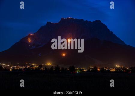 Traditionelle Bergfeuer zur Sommersonnenwende in der Tiroler Zugspitz Arena rund um das Ehrwald Lermoos Biberwier Becken Stockfoto