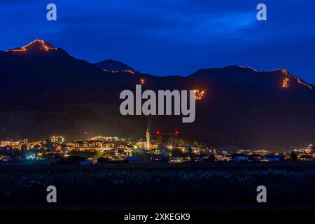 Traditionelle Bergfeuer zur Sommersonnenwende in der Tiroler Zugspitz Arena rund um das Ehrwald Lermoos Biberwier Becken Stockfoto