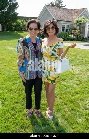 Elena Gibbs und Julia HAART nehmen am 20. Juli 2024 an Maria & Ken Fishel's Polo Hamptons Summer Sips in Bridgehampton, NY Teil. (Foto von David Warren /SIPA? USA) Credit: SIPA USA/Alamy Live News Stockfoto